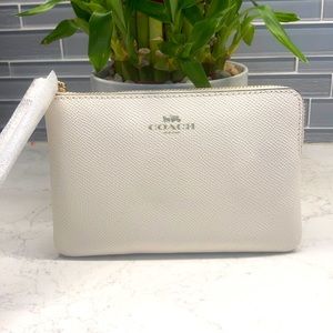 Coach wristlet 🤍
